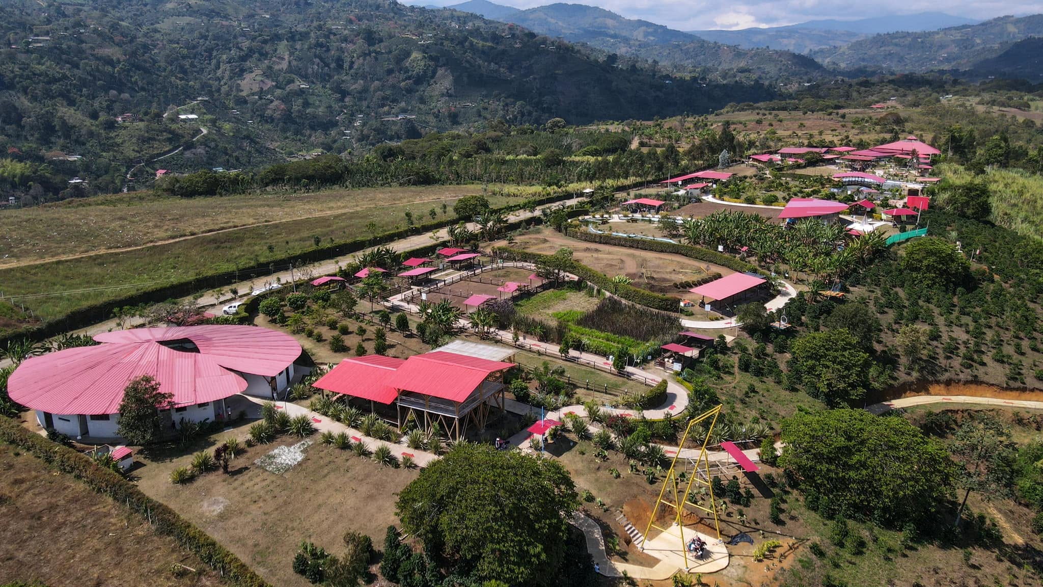 Vista aérea de SUMAK Parque Temático entre las montañas de San Agustín